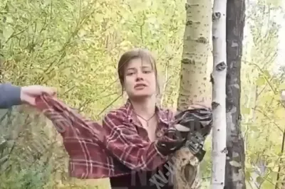 Закладницю випороли прив'язавши до дерева, після чого виїбали в обидві дірки.