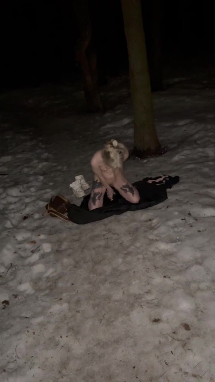 Блогерша Ксані Банні (XANYBUNNY) жорстоко виїбана в лісі спортиками