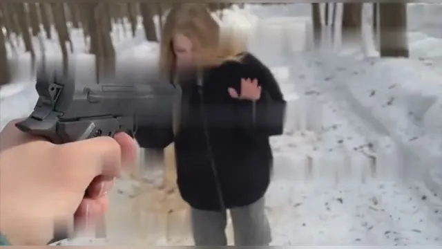 Dwong mijn vriendin om onder schot in het bos te neuken
