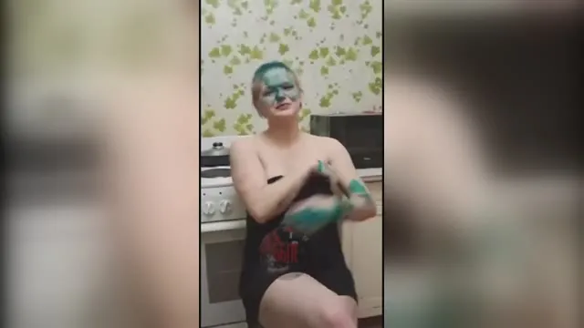 Eine schwangere Frau verstümmelt