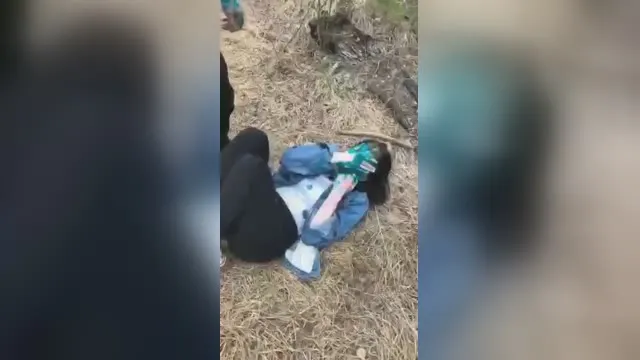 Der kleine Pfandleiher wurde mit leuchtendem Grün übergossen, getreten und gezwungen, einen Schwanz zu lutschen