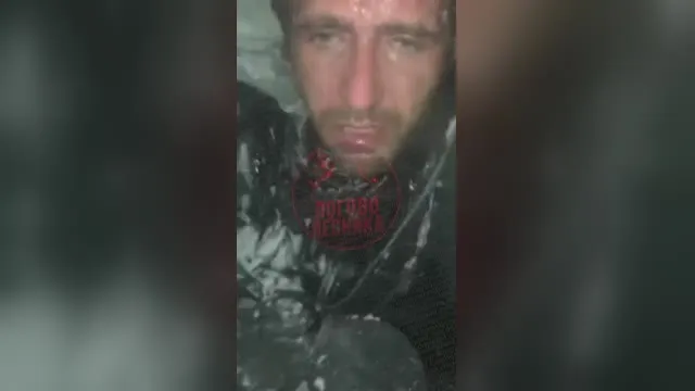 Zbieraczka soli zostaje zerżnięta w twarz, podczas gdy jej chłopak klęczy