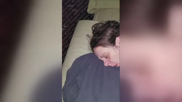 Een man overlaadde zijn vrouw met middelen en neukte hem terwijl hij haar filmde terwijl ze flauwviel en sliep