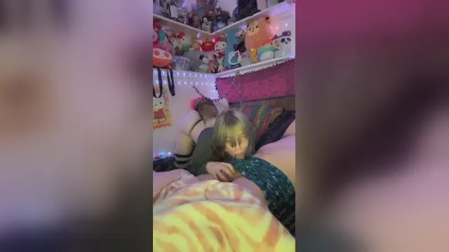 Młoda Rosjanka Altushka obciąga przed kamerą dużego kutasa
