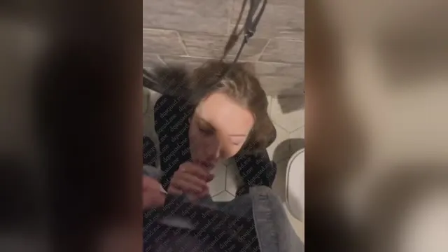 Dronken studente geneukt in haar mond in het toilet van een restaurant
